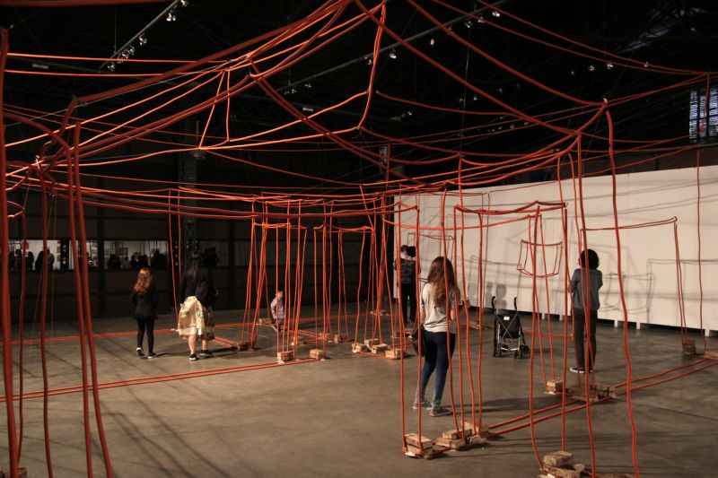No puedo salir de casa Instalación. Medidas: 9,35 X 9 X 4,60 metros. CEC. Rosario. Ph. Guillermo Turin.