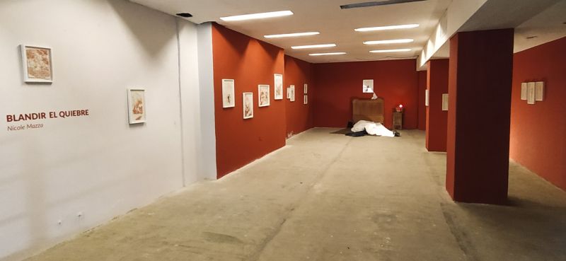 Foto de sala de la muestra "Blandir el quiebre" en CRUDO