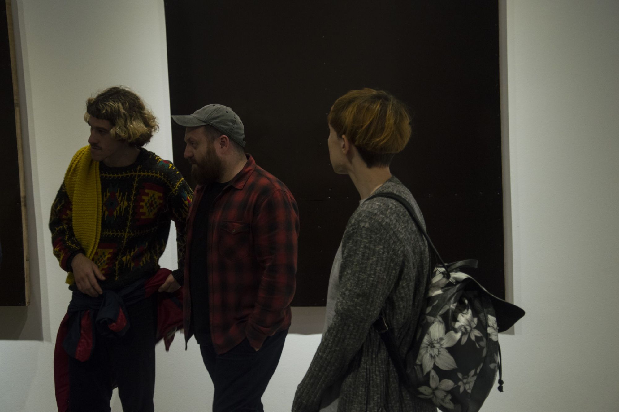 Foto de charla con los artistas de Trulalala en su muestra Salón Fumador.