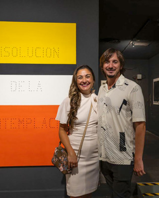 Yuyo Gardiol y Fepi Farina junto a la obra de Egar Murillo en Una Casa. La  casa. Curada por Analía Solomonoff. 
