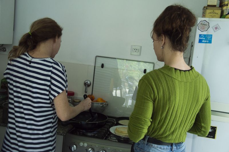 Actividad de cocina grupal durante encuentro de Eugenia Calvo.