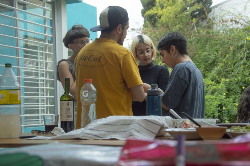 Actividad de cocina grupal durante encuentro de Eugenia Calvo.