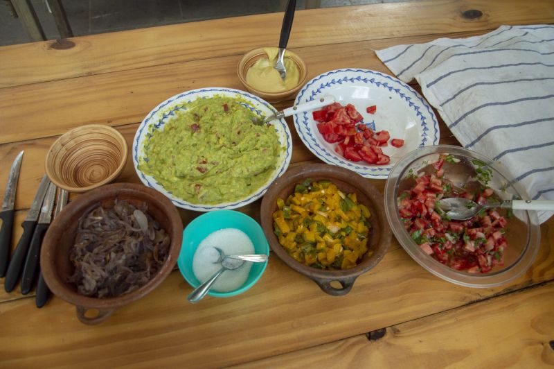 Actividad de cocina grupal durante encuentro de Eugenia Calvo.