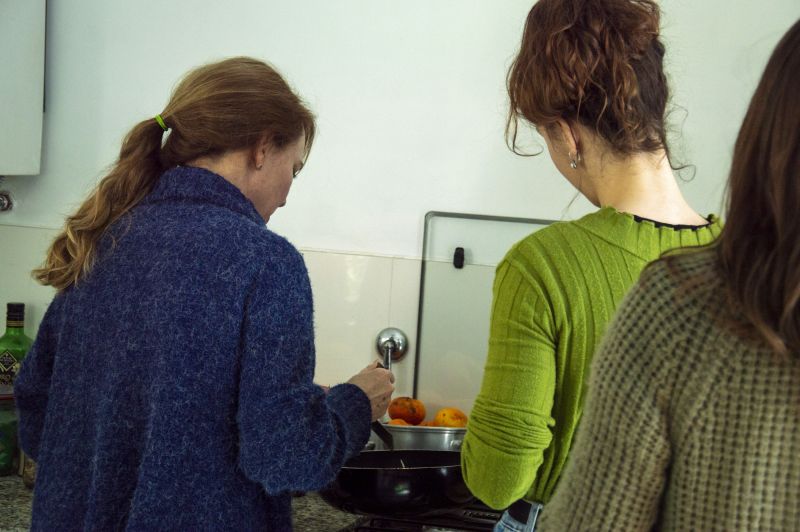 Actividad de cocina grupal durante encuentro de Eugenia Calvo.