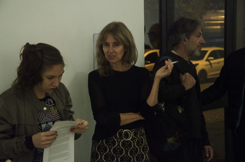 Foto de charla con los artistas de Trulalala en su muestra Salón Fumador.