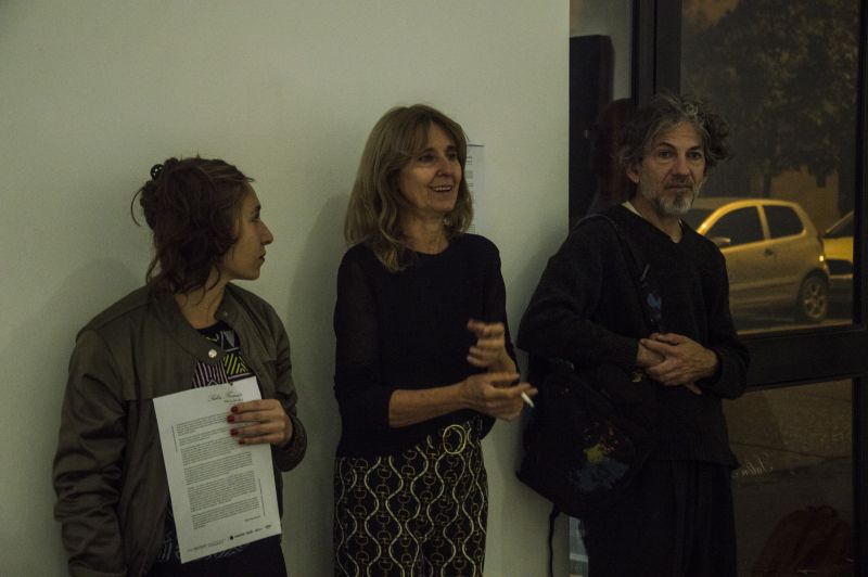 Foto de charla con los artistas de Trulalala en su muestra Salón Fumador.