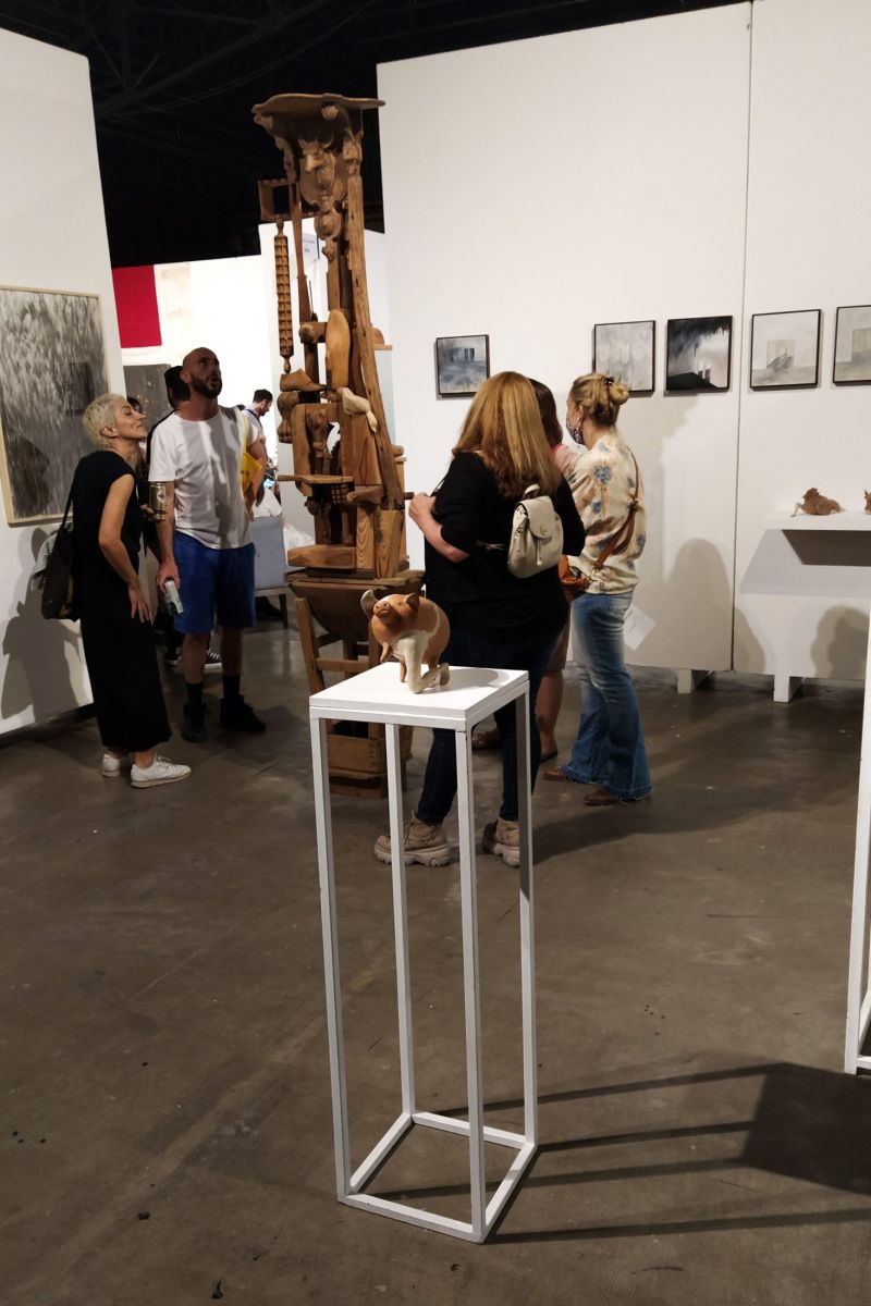 Stand de CRUDO y Acéfala en la 5ta edición de Microferia. Obras de Virginia Chouhy y Julián Astelarra