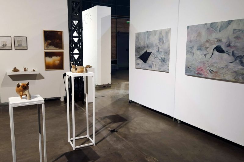 Stand de CRUDO y Acéfala en la 5ta edición de Microferia. Obras de Virginia Chouhy y Julián Astelarra
