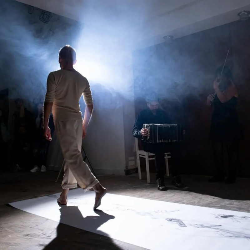 A Nuestros Pies | Danza y artes plásticas perfomáticas
