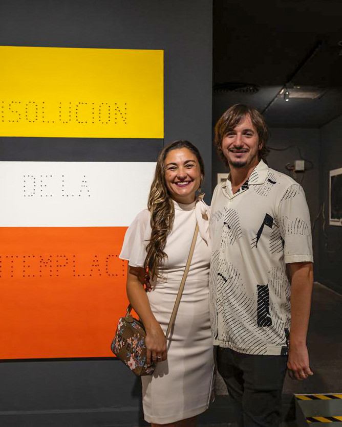 Yuyo Gardiol y Fepi Farina junto a la obra de Egar Murillo en Una Casa. La  casa. Curada por Analía Solomonoff. 