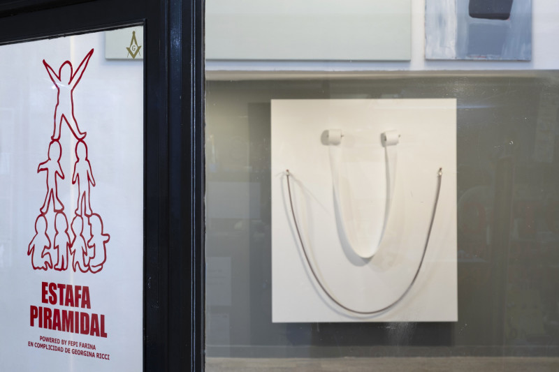Estafa piramidal de Fepi Farina | Curaduría de Georgina Ricci